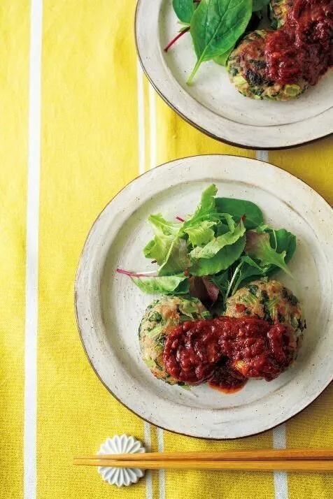 3のフライパンにAのソースの材料を入れて弱火にかけ、なめらかになるまで混ぜながら2～3分煮る。ハンバーグにかけ、ベビーリーフを添える。