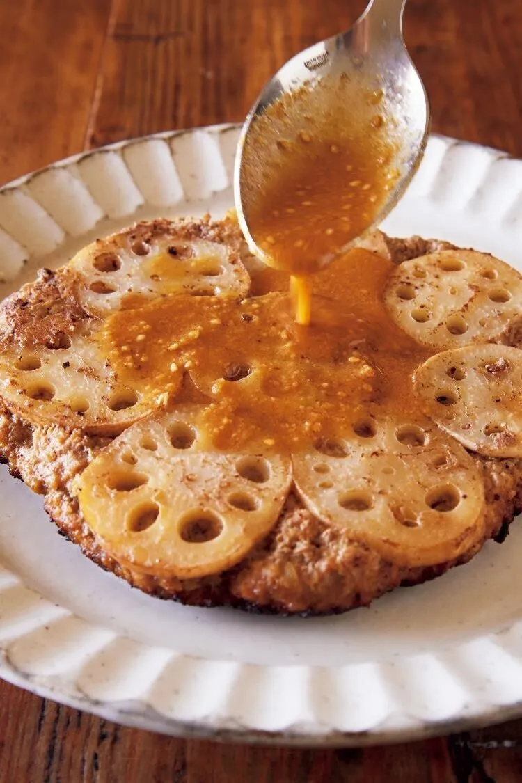 フライパンに残った焼き汁にBの材料を加える。強めの中火で熱して混ぜ、煮立ったら白すりごまを加えて混ぜ、ハンバーグにかける。