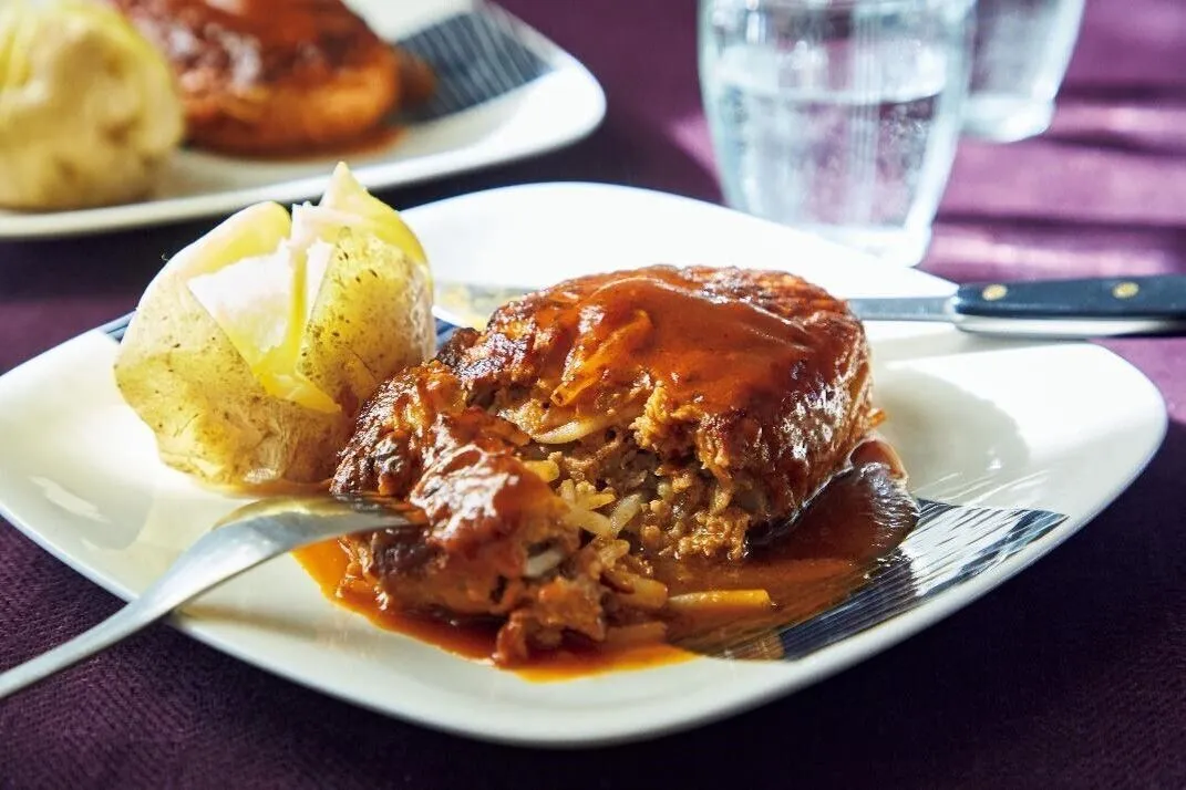 フライパンにサラダ油大さじ1/2を強めの中火で熱し、2を並べ入れる。こんがりとするまで1～2分焼き、裏返して1分ほど焼く。Bとバターを加え、ふたをして弱火で8分ほど蒸し焼きにする。ふたを取り、ソースをスプーンでハンバーグにかけながら、とろっとするまで1分ほど煮つめる。器に盛り、1のじゃがいもを添える。