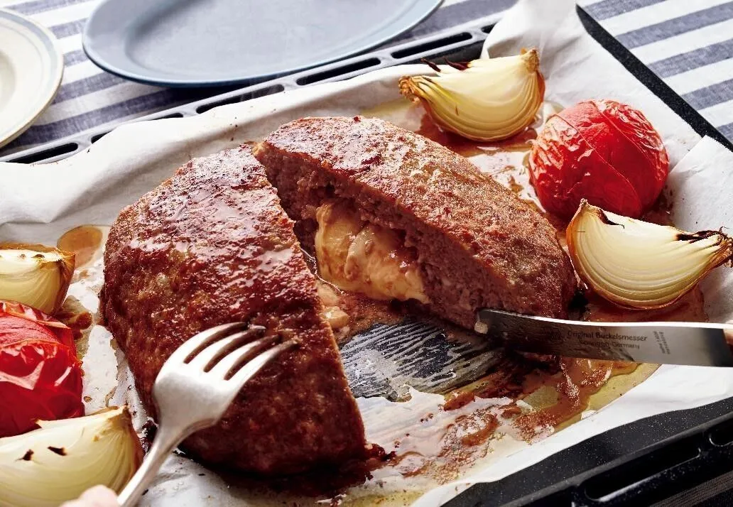 200℃のオーブンで20分焼き、予熱せずに220℃に上げてさらに20分焼く。たねの中心に竹串を刺して澄んだ肉汁が出てきたら、焼き上がり。

（画像：焼き上がり）