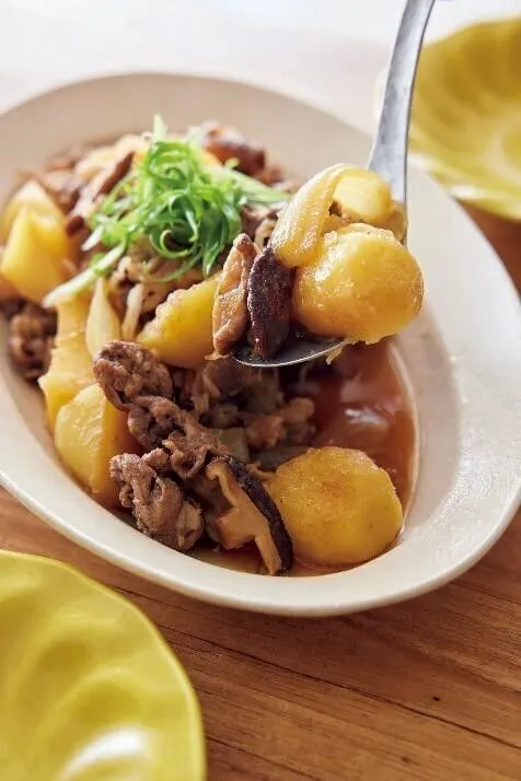 牛肉にAを回しかけ、水3/4カップをフライパンのまわりから加える。煮立ったらふたをして、弱火で10分ほど蒸し煮にする。じゃがいもに竹串がすーっと通るくらいになったら火を止めて、5分ほどそのままおいて味をなじませてから器に盛る。万能ねぎを水けをよくきってのせる。

これで「減塩肉じゃが」の完成です。