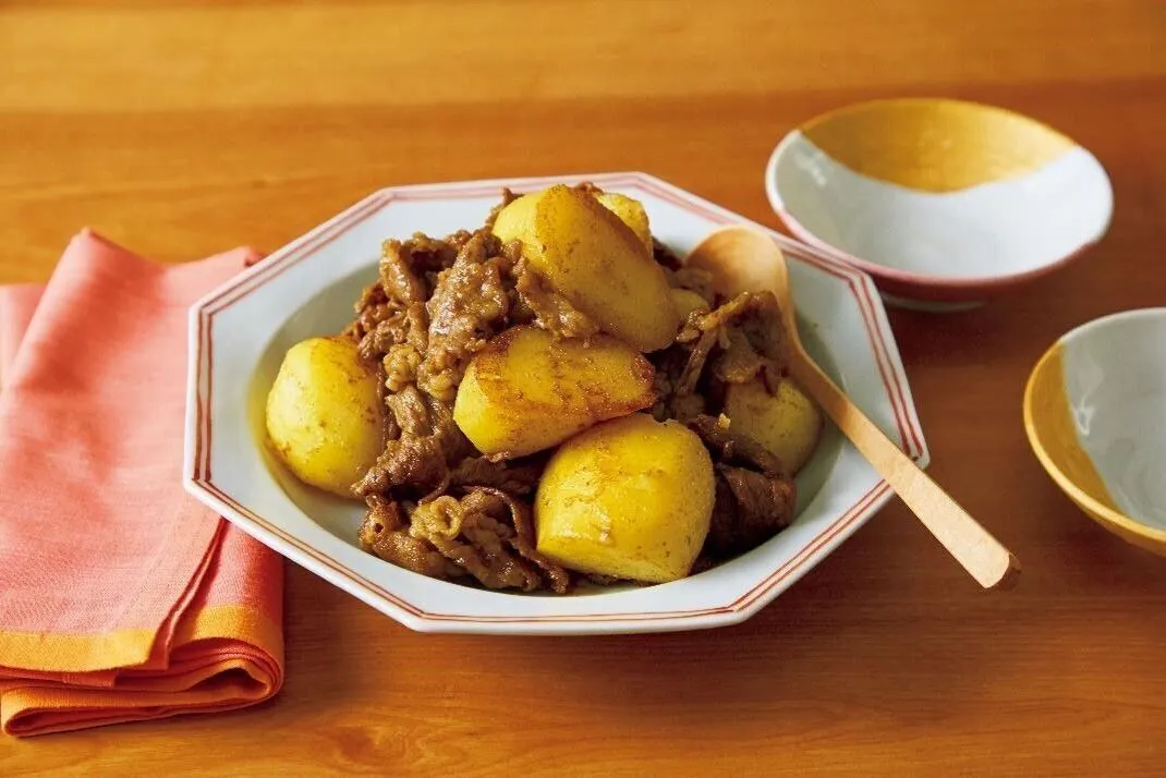 めんつゆ、水1/2カップを加えて混ぜ、ふたをして10分ほど煮る。