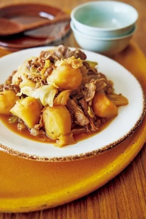 Aと水2カップ、赤唐辛子を加えてひと混ぜし、ふたをして10分ほど煮る。ふたを取って強めの中火にし、ときどき混ぜながら、じゃがいもに竹串がすーっと通るまで5分ほど煮る（汁けはほぼなくなってOK）。