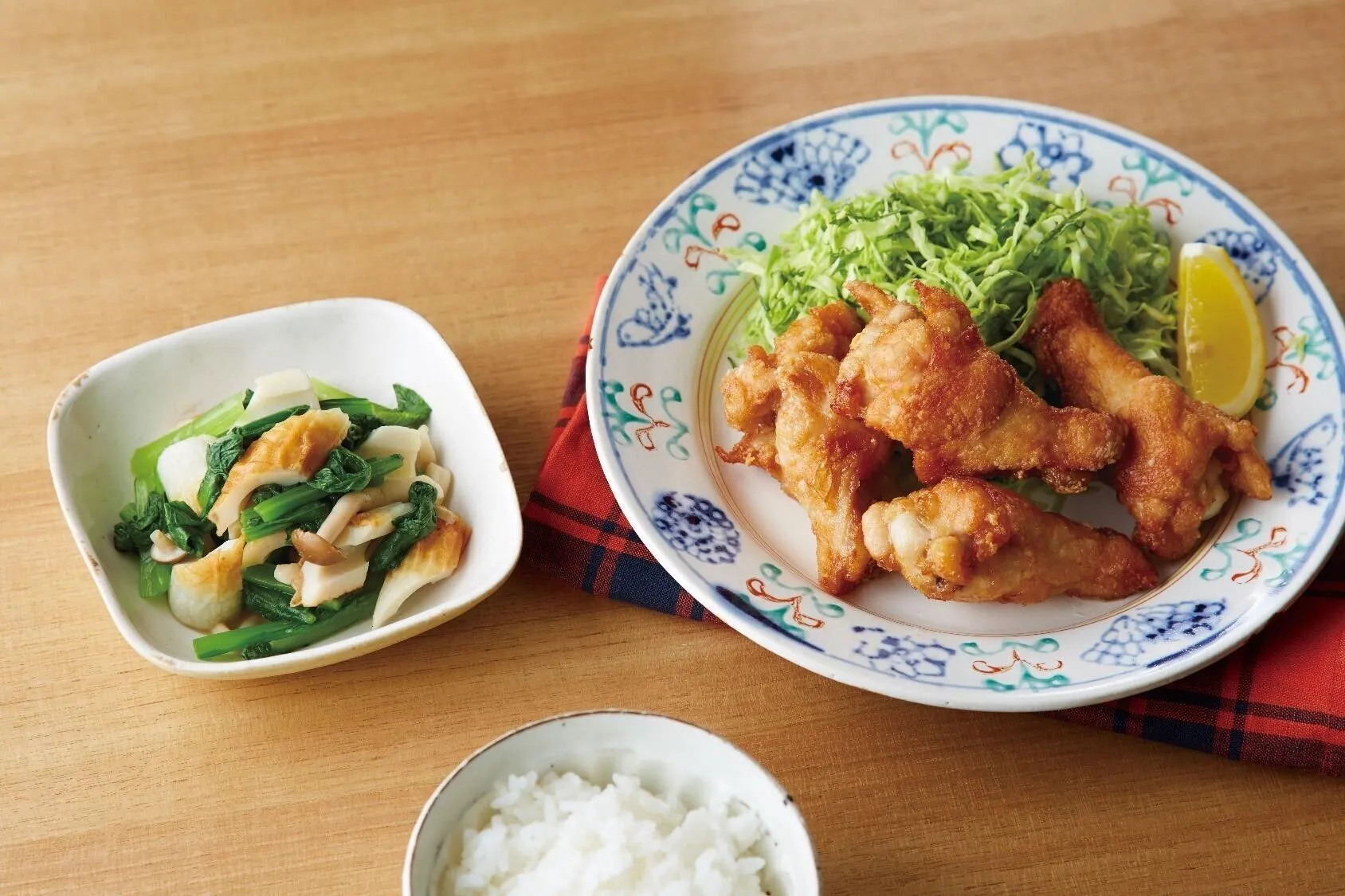 フライパンに揚げ油を高さ1cmほど入れて中火で熱する。鶏肉を入れ、ときどきころがしながら、全体がこんがりとするまで6分ほど揚げる。取り出して油をよくきり、器に盛ってせん切り野菜とレモンを添える。