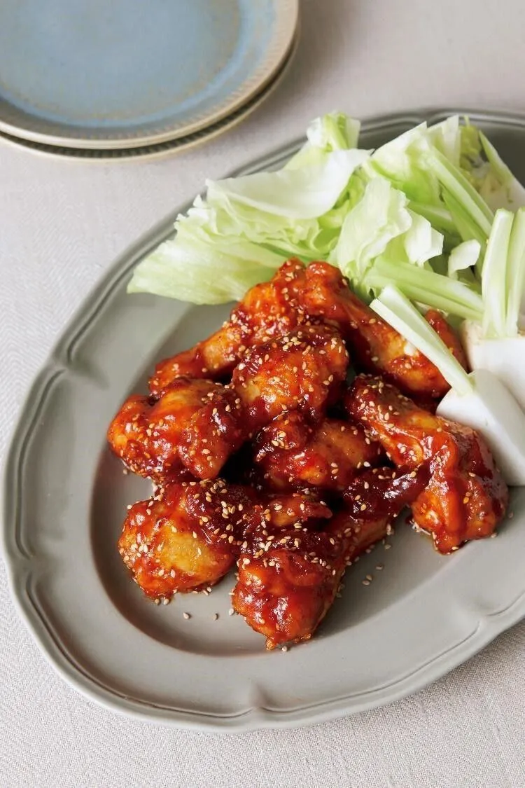 フライパンの油をあけ、ペーパータオルで拭く。フライパンにAの材料を入れ、弱火にかけて混ぜながら煮立たせる。手羽元を入れてからめ、ごまをふる。器に盛ってレタスとかぶを添える。