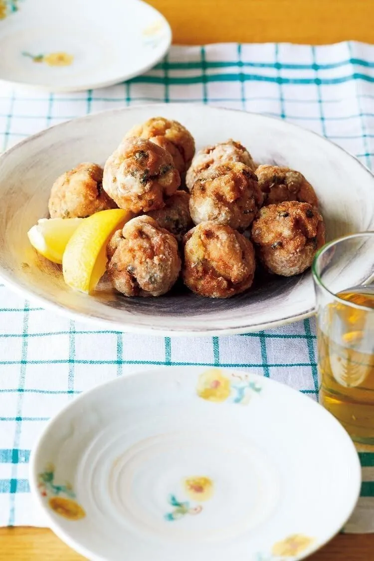 揚げ油を中温※に熱し、1を入れる。ころがしながら、こんがりとするまで5分ほど揚げる。器に盛り、レモンを添える。

※170～180℃。乾いた菜箸の先を鍋底に当てると、細かい泡がシュワシュワッとまっすぐ出る程度。