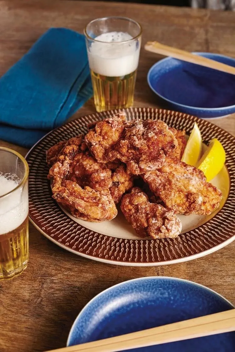 揚げ油を中温※に熱し、1の1/2量を入れる。1分ほどして表面が固まったら、上下を返しながら5～6分揚げる。残りも同様に揚げ、器に盛ってレモンを添える。

※170～180℃。乾いた菜箸の先を鍋底に当てると、細かい泡がシュワシュワッとまっすぐ出る程度。