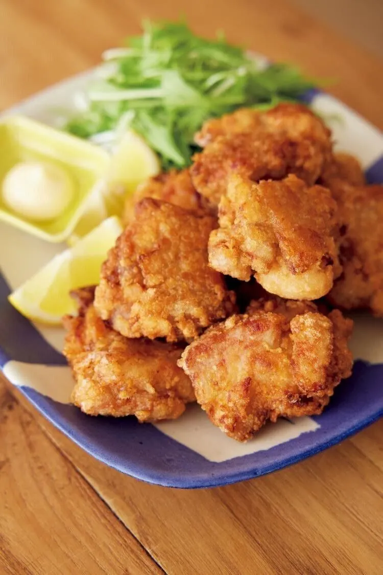 フライパンにサラダ油を高さ1cmほど入れて中火で熱し、鶏肉を皮目を下にして並べ入れる。さわらずに1分ほど揚げ、ときどき返しながら3分ほど揚げ焼きにする。取り出して油をきり、器に盛る。水菜、レモンと、マヨネーズを添える。