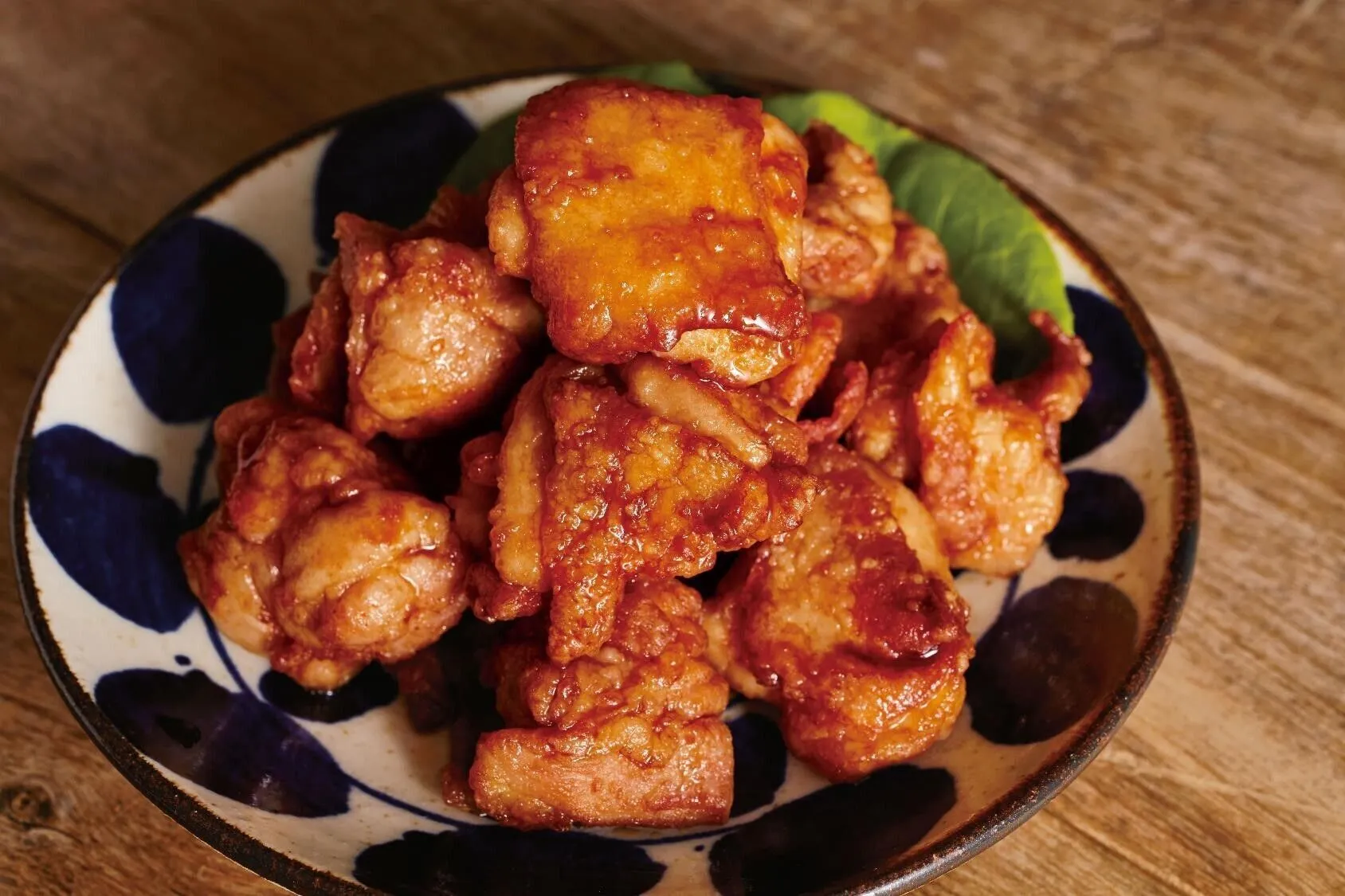 揚げ油を中温※に熱し、鶏肉の1/2量を入れる。ときどき上下を返しながら、4分ほど揚げて油をきり、そのまま2分おく。残りも同様に揚げ、Bのだしじょうゆだれを全体にからめる。器に盛って、サラダ菜を添える。

※170～180℃。乾いた菜箸の先を鍋底に当てると、細かい泡がシュワシュワッとまっすぐ出る程度。