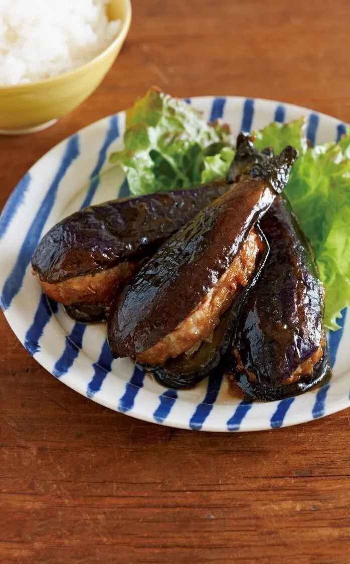 フライパンにごま油を弱火で熱し、2を並べ入れ、上下を返しながら2分ほど表面を焼きつける。Bのたれを加え、ときどき返しながら、たれが1/2量くらいになるまで5～6分煮からめる。器に盛り、サニーレタスを添える。