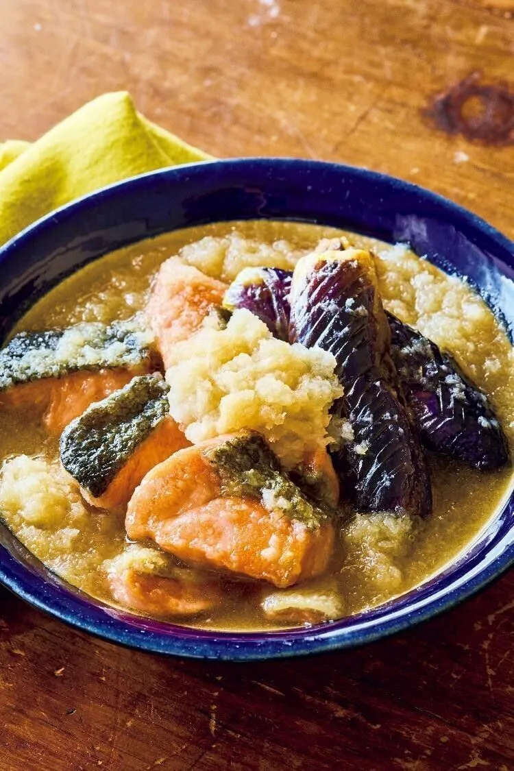 フライパンにサラダ油を中火で熱し、なすを皮目を下にして並べ入れる。ときどき返しながら2分ほど焼き、端に寄せて鮭を並べ入れ、同様に3分ほど焼く。余分な油を拭き、Aの材料を順に加えて混ぜ、煮立ったら大根おろしを加えてひと煮立ちさせる。