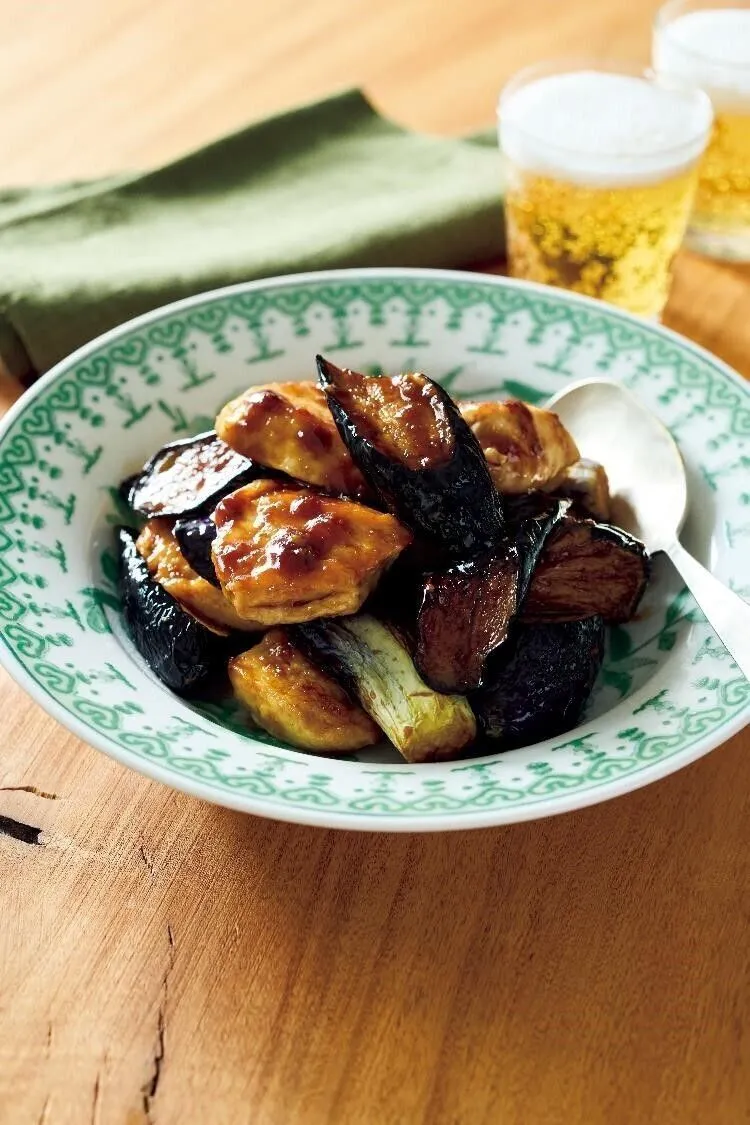 鶏肉に片栗粉をまんべんなくまぶしてフライパンに並べ入れ、中火で両面を5～6分焼く。こんがりと色づいたらフライパンの余分な油を拭き、なすを戻し入れ、Aを加えて炒め合わせる。