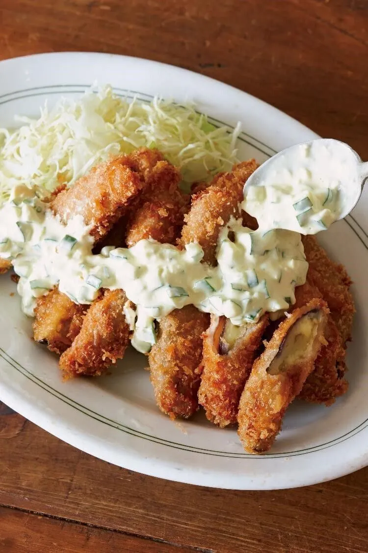 フライパンにサラダ油を高さ2cmほど入れ、中温※に熱する。2を入れ、ときどき返しながらきつね色になるまで3～4分揚げ、取り出して油をきる。器にキャベツとともに盛り、Aのタルタルソースをかける。

※170～180℃。パン粉を少量落とすと、すぐにシュワッと音を立てて広がる程度。