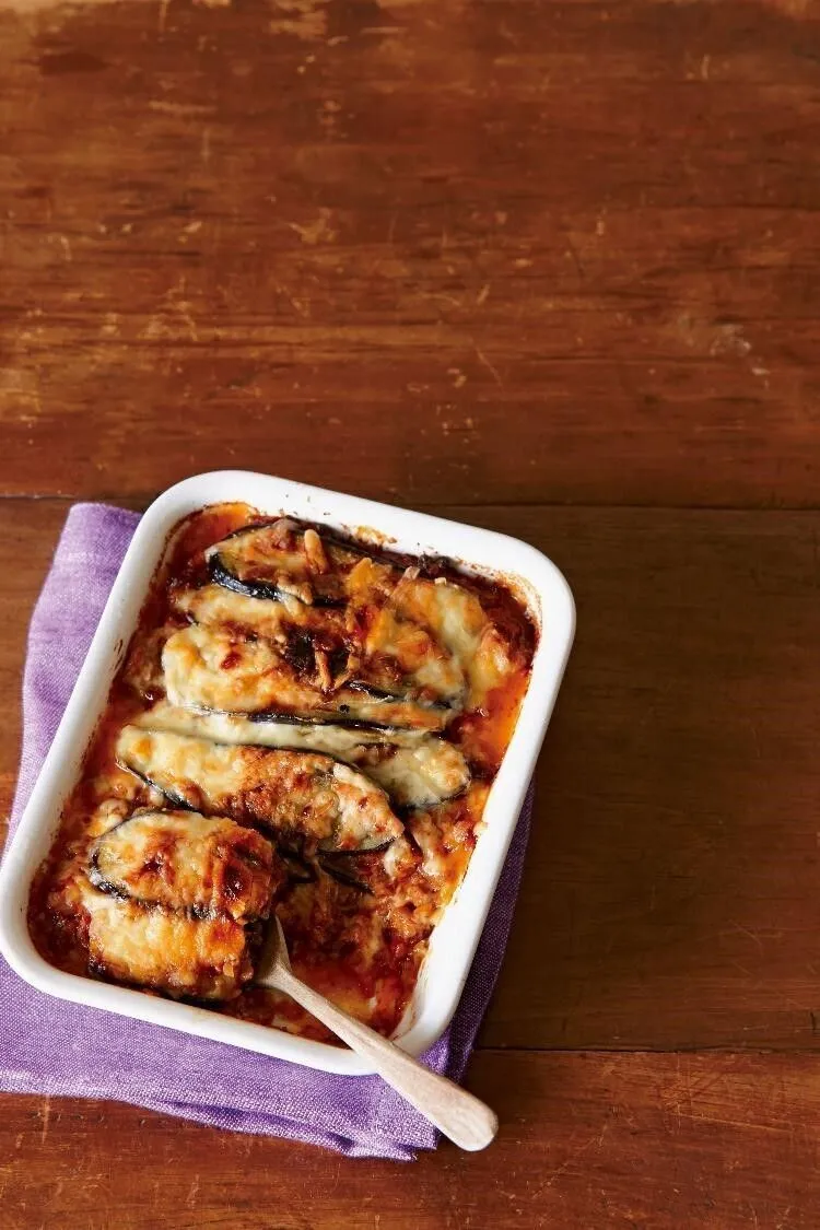 耐熱の器（20×12×高さ3cmが目安）の内側にオリーブオイルを薄く塗り、なすの1/3量、ミートソースの1/2量、チーズの1/2量を順に重ねる。さらに残りのなすの1/2量、残りのミートソース、残りのなすとチーズを順に重ねる。オーブントースターで8分ほど、表面にこんがりと焼き目がつくまで焼く。

※オーブントースターによって焼けぐあいが違うので、8分で焼き目がつかなければ適宜時間を延ばして。