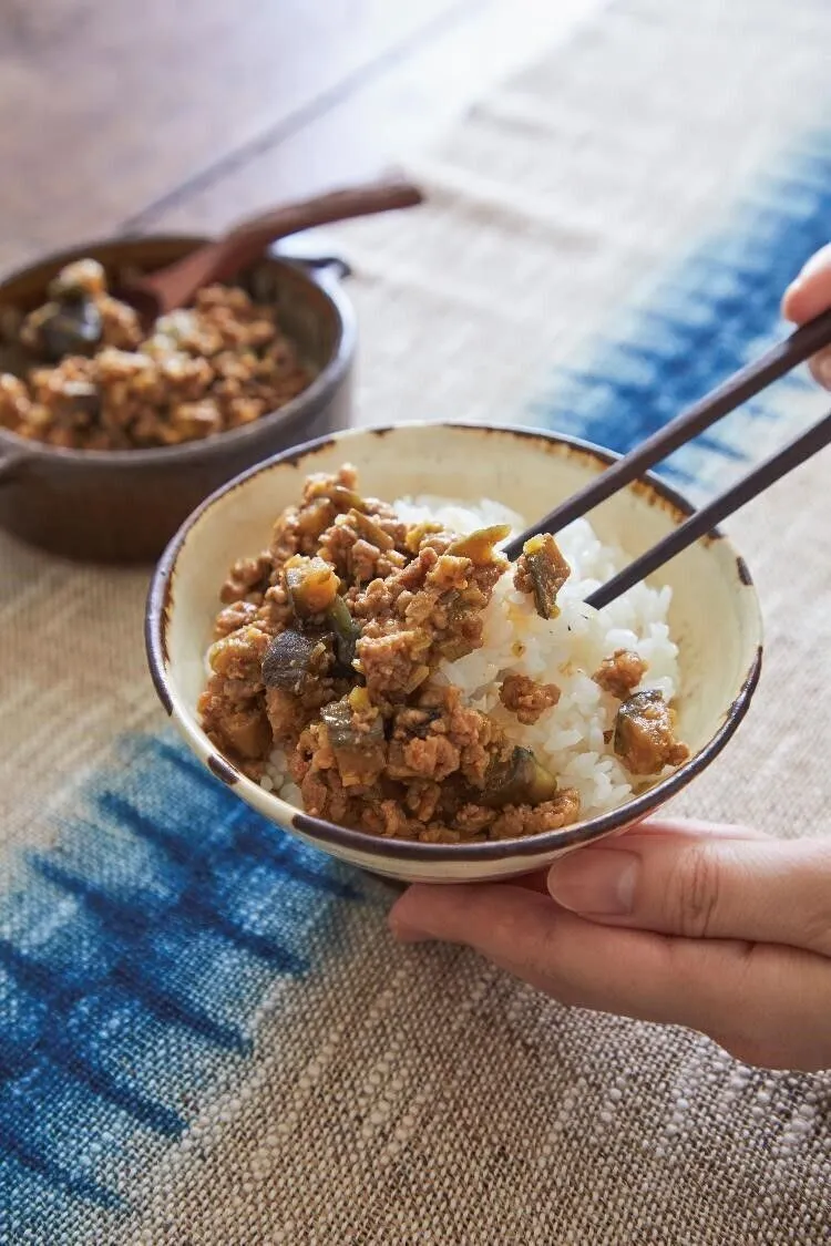 ひき肉、なすを加えて炒め、肉の色が変わったらAを加えて全体がなじむまで炒める。