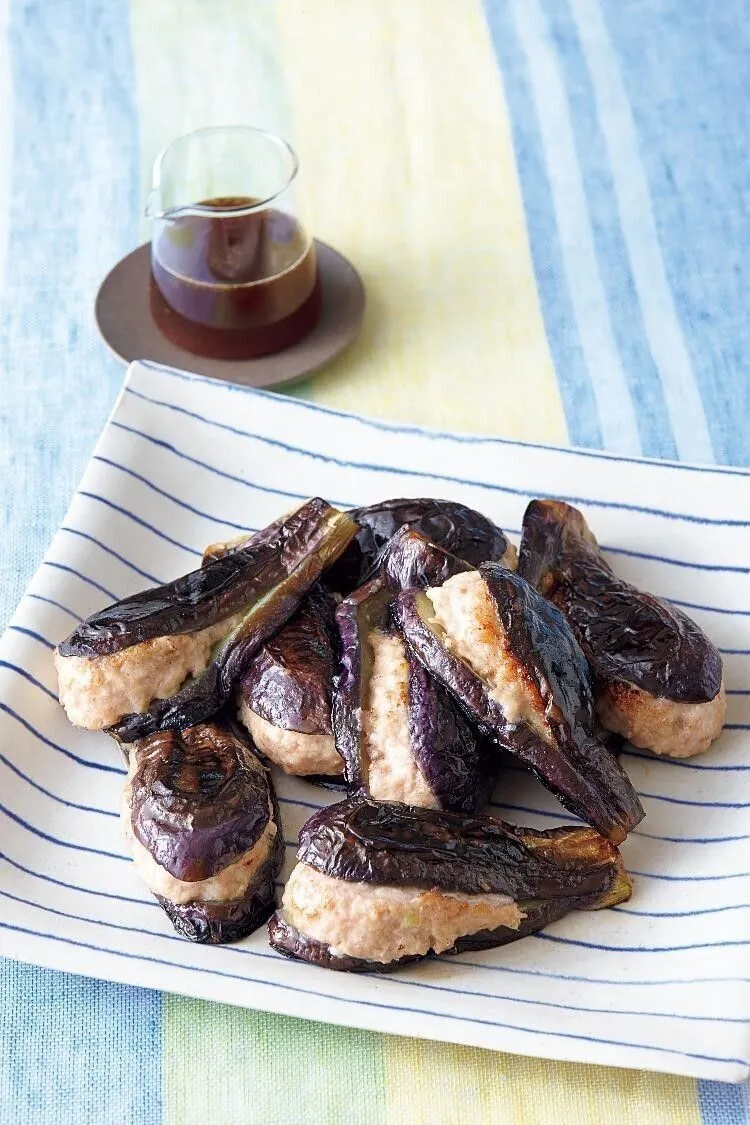 フライパンにサラダ油を中火で熱し、なすを皮の側を下にして並べ、ふたをして3～4分蒸し焼きにする。上下を返し、再びふたをして、弱火で3～4分蒸し焼きにする。器に盛ってポン酢しょうゆを添え、かけて食べる。