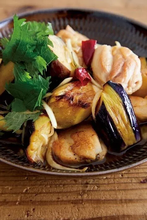 1のボールに玉ねぎと、2を熱いうちに加える。玉ねぎがしんなりとするまであえ、器に盛る。青じそは軸を切り、粗くちぎって添える。