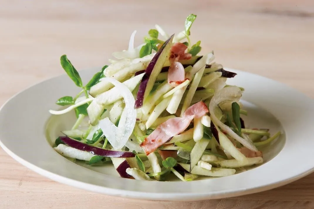 フライパンにオリーブオイルとベーコンを入れて中火で熱する。ベーコンに焼き目がついたらフライパンを回し、ベーコンから出た脂とオリーブオイルをなじませる。1のボールにベーコンを油ごと加えてあえる。器に盛り、塩、こしょうをふる。