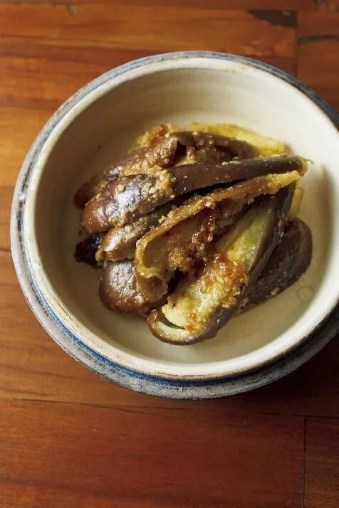 なすはへたを切り、つま楊枝などで全体に数カ所穴をあける。1個ずつラップで包み、電子レンジ（600W）で4分ほど加熱する。粗熱が取れたら手で裂く。Aを加えてあえる。