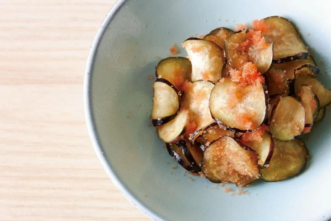 なすはへたを切り、薄い輪切りにする。ボールに水1/2カップ、塩を混ぜ、なすを加えて10分ほどおく。なすの水けをよく絞り、たらこのほぐし身であえる。