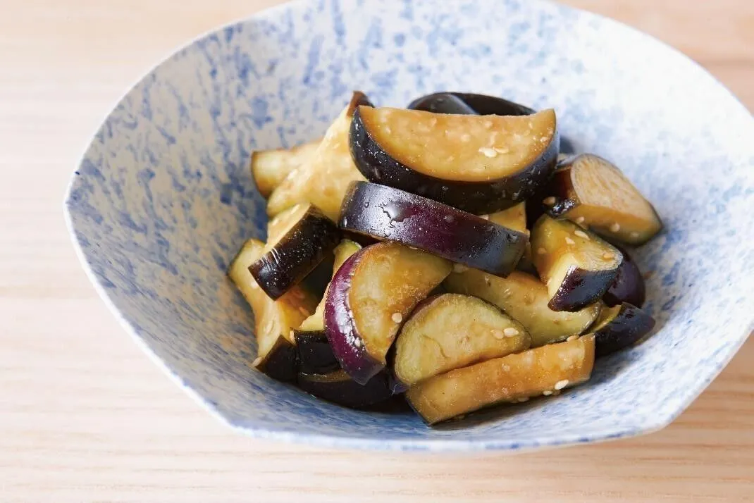 なすはへたを切り、幅1cmの半月切りにする。砂糖をまぶして10分ほどおき、水けをよく絞る。ボールにAを混ぜ、なすを加えてあえる。