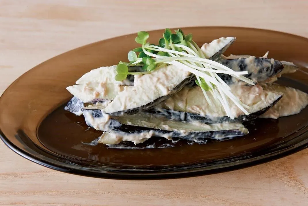 なすはへたを切り、縦に1本浅く切り込みを入れて、手で縦半分に裂く。それぞれに同様に切り込みを入れ、さらに縦半分に裂く。貝割れは根元を切る。ボールにAの材料を混ぜ、なすを加えてあえる。器に盛り、貝割れをのせる。