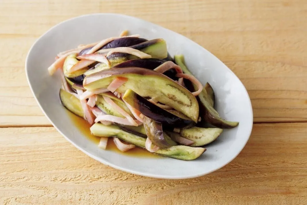 ボールにごま、ごま油、しょうゆ、酢、砂糖を合わせ、なすの水けをよくきって加えて混ぜ合わせる。粗熱が取れたら、ハムを加えて混ぜる。