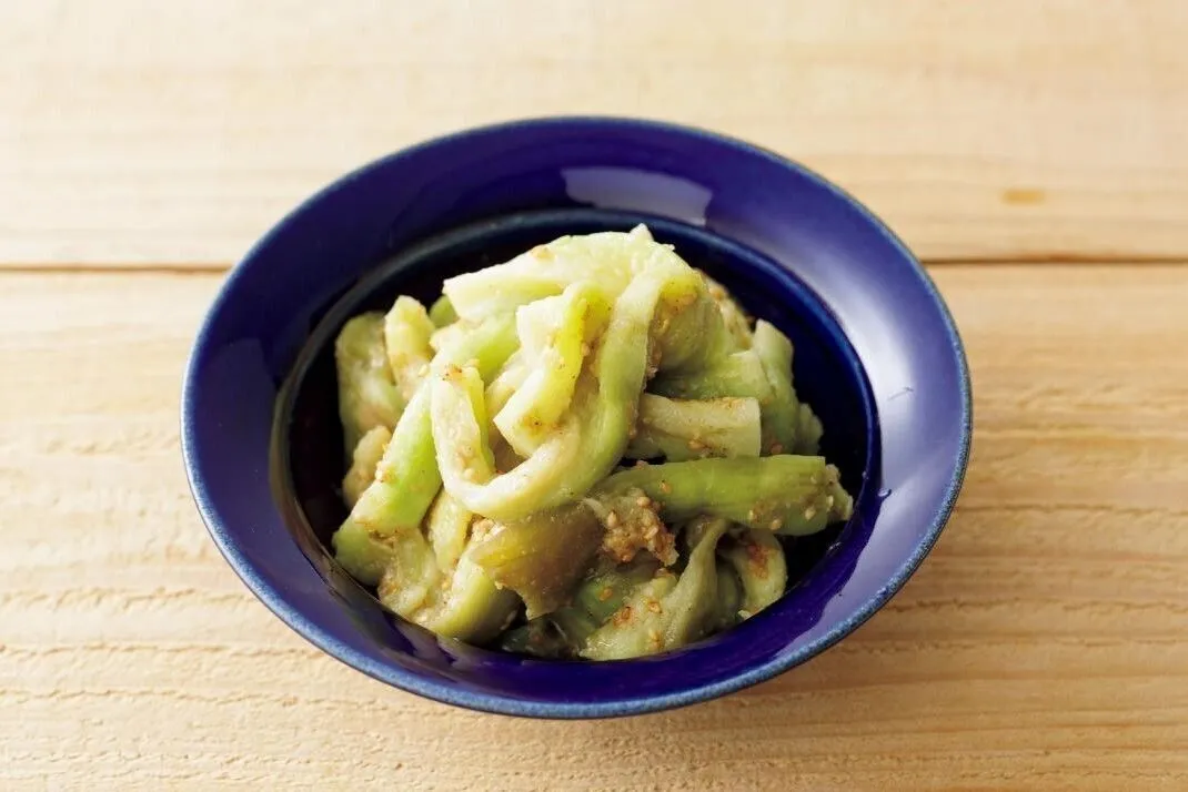 なすの水けをかるくきり、ふんわりとラップで包んで、電子レンジ（600W）で3分30秒～4分加熱する。粗熱が取れたら竹串で縦に細く裂く。水けを絞り、1のボールに加えてよく混ぜる。