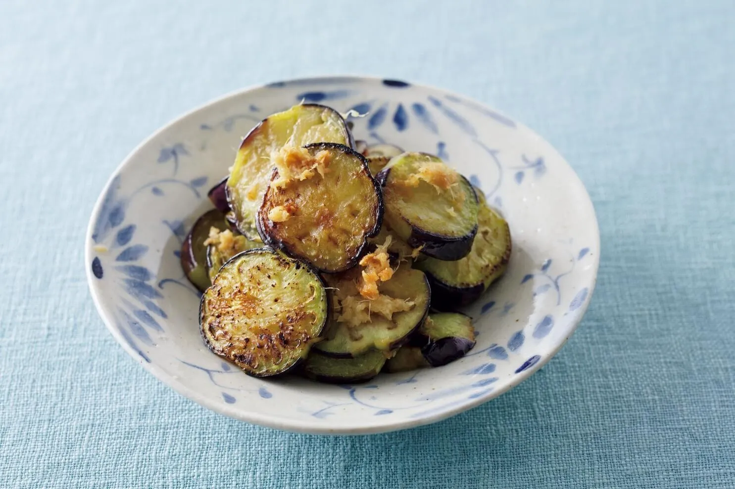フライパンにごま油を強めの中火で熱し、なすの両面を2～3分ずつ焼く。両面に焼き色がついたら、しょうが、ポン酢しょうゆを加えてさっと炒める。