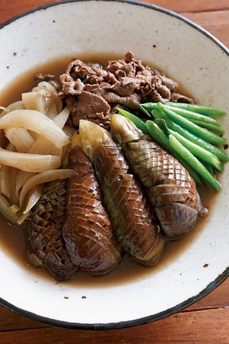 鍋にAの材料を混ぜて中火にかけ、煮立ったら牛肉を加えて菜箸でほぐす。アクを取ってなす、玉ねぎを加え、ふたをして2分ほど煮る。いんげんを加えて再びふたをし、いんげんに火が通り、なすがくたっとするまで1～2分煮る。