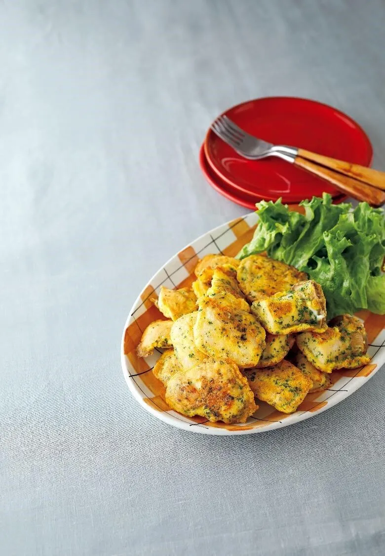 2のフライパンにサラダ油小さじ1を中火で熱し、鶏肉を卵液にからめて並べ入れる。こんがりと色づくまで2～3分焼いて上下を返し、弱火にしてふたをし、3～4分蒸し焼きにする。エリンギとともに器に盛り、好みの葉ものを添える。