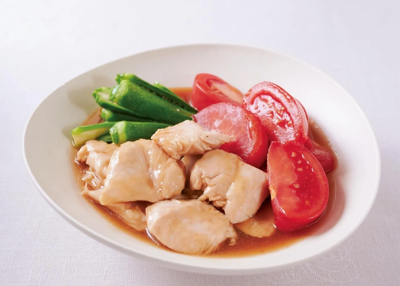 鍋にBの材料を入れて中火にかけ、鶏肉を加える。2～3分煮て、肉の色が変わったらオクラを加えてさらに2分ほど煮る。仕上げにトマトを入れてさっと煮る。