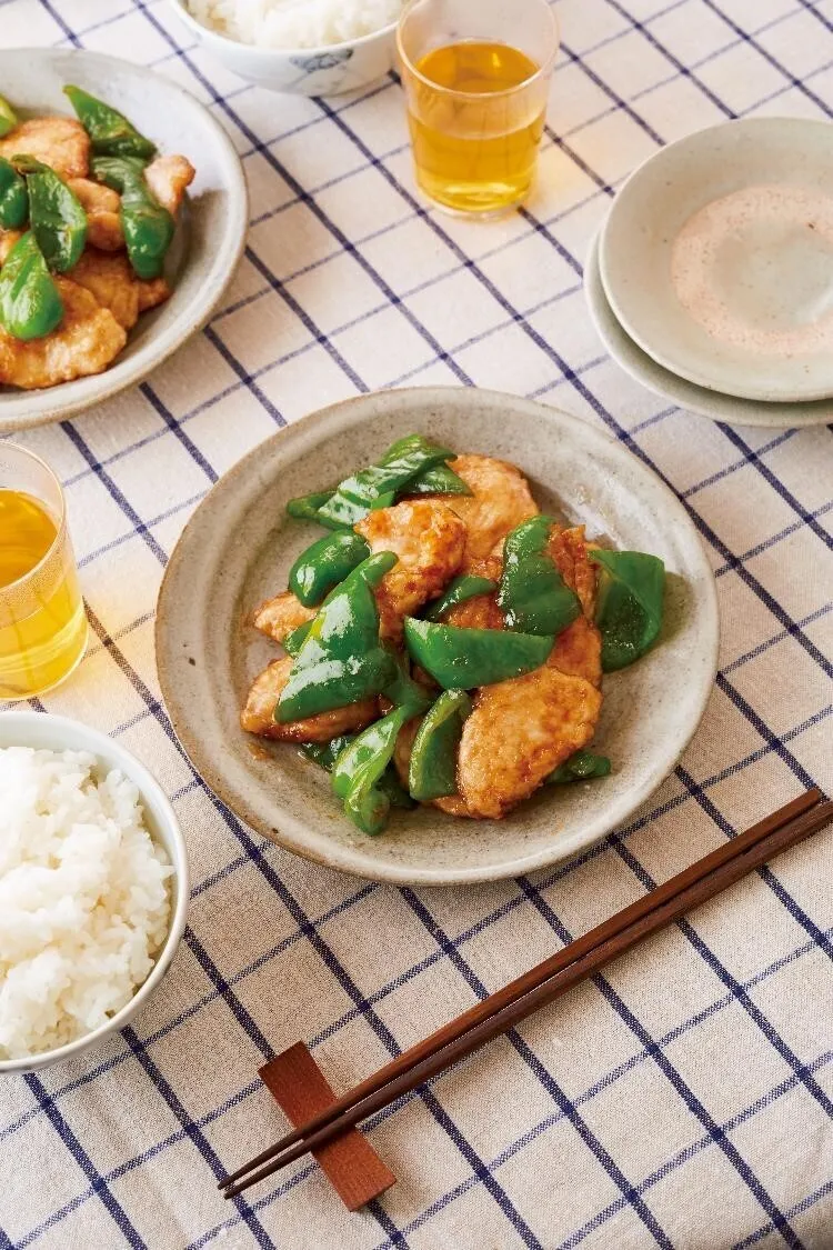 フライパンにサラダ油を中火で熱し、鶏肉を並べる。1分30秒ほど焼いたら裏返し、ピーマンを加え、さらに2分ほど炒める。Aを回し入れ、照りが出るまで炒め合わせる。