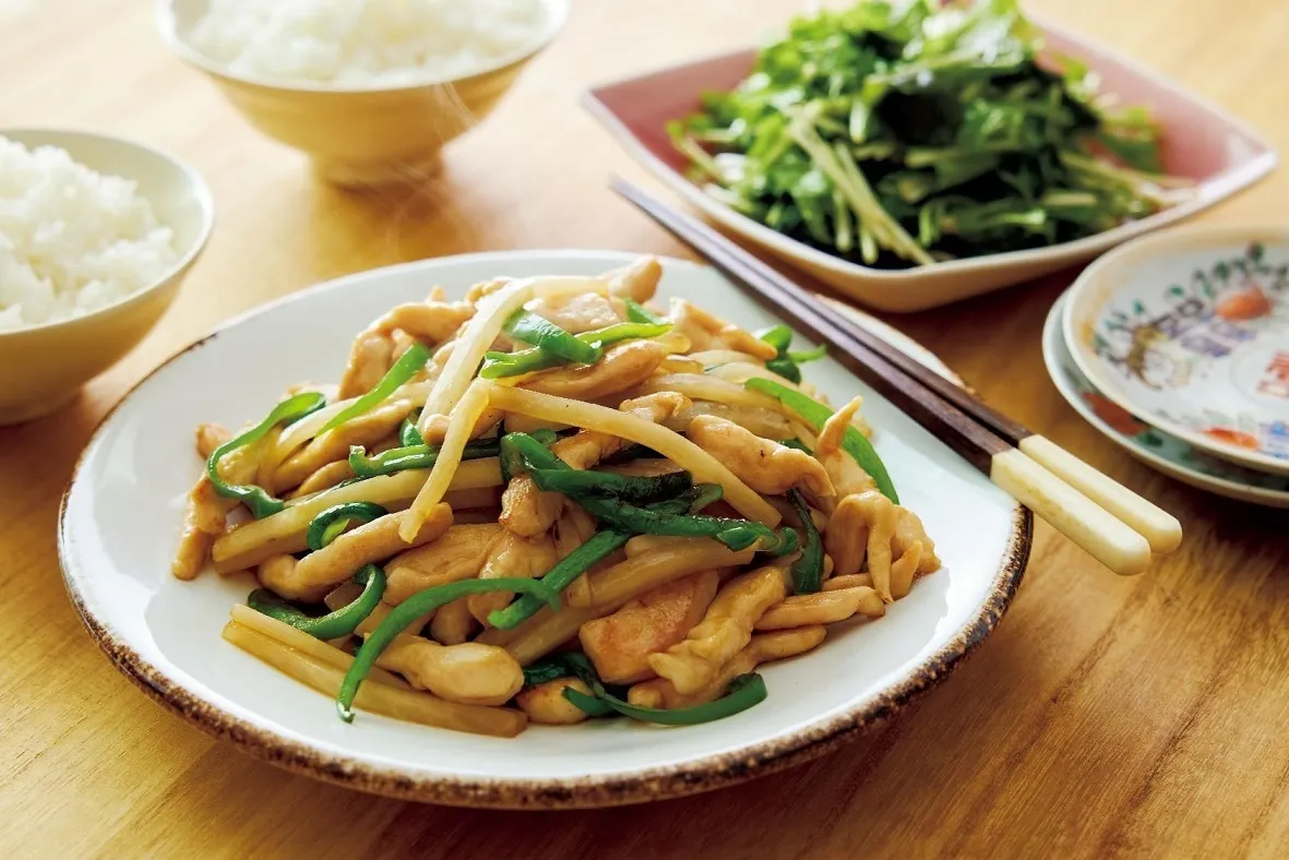 2のフライパンをさっと拭き、ごま油小さじ1を中火で熱し、ピーマン、大根を入れて3～4分炒める。しんなりしたら2を戻し入れ、Bを加えて炒め合わせる。