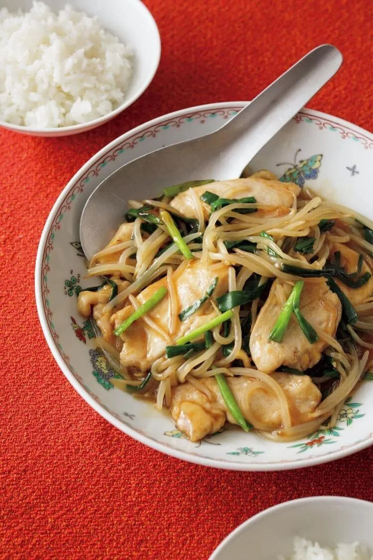 フライパンにごま油と鶏肉を入れて中火にかけ、肉の色が変わったら裏返し、もやし、にらを加えて1分焼く。さっと混ぜて手前をあけ、Aをもう一度混ぜて加え、全体を炒め合わせる。