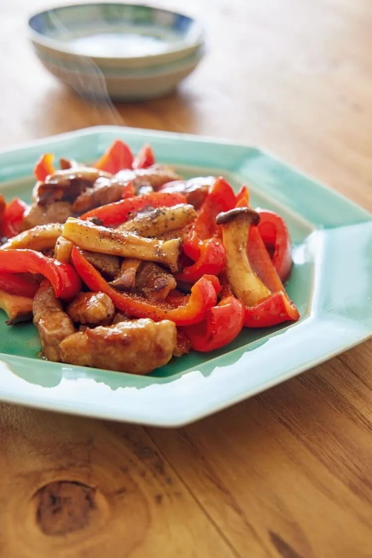 生姜、オイスターソースを加え、ソースが香ばしく香り立つまで炒める。器に盛り、粗びき黒こしょうをふる。