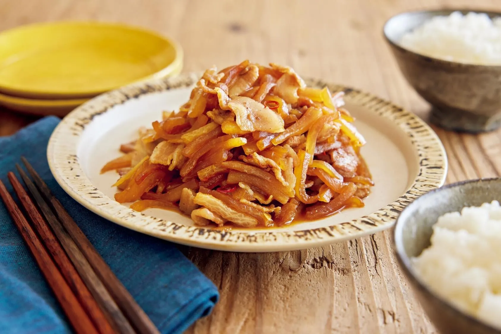 豚肉から脂が出てきたら、しょうが、大根を加える。全体に脂がなじむように炒め、Aと赤唐辛子を加える。大根がしんなりとするまで7～8分炒める。

これで「豚バラ大根の甘辛炒め」の完成です。