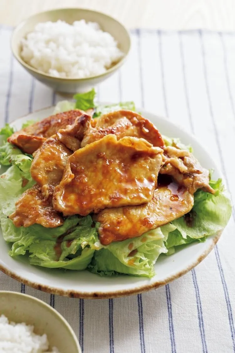 Aを加えて全体にからめる。1のレタスの上に、豚肉をたれごと盛る。