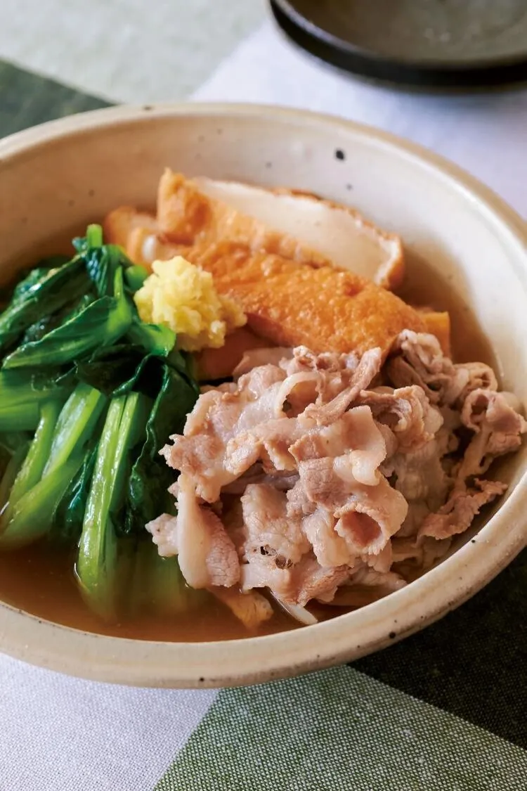 肉の色が変わったら小松菜を加え、さらに1分ほど煮る。塩ひとつまみで味をととのえ、器に盛ってしょうがをのせる。