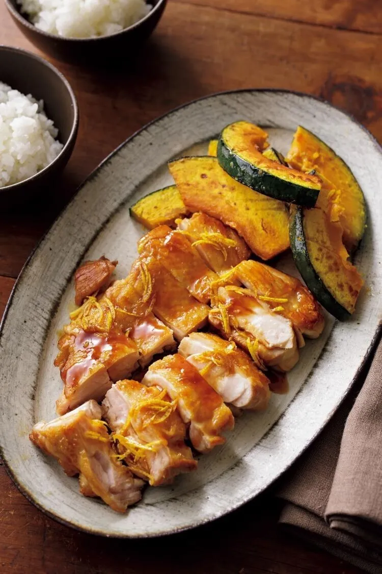 酒をふり、Aを加えてからめ、とろみがついたらゆずの果汁と皮を混ぜる。鶏肉を食べやすく切って器に盛り、かぼちゃを添えて、たれをかける。これで「鶏肉のゆず風味照り焼き」の完成です。