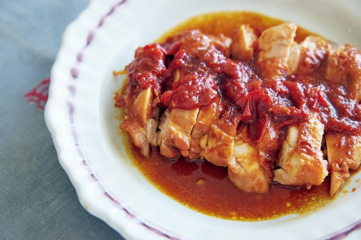 ふたをし、弱めの中火で8～10分煮る。食べやすく切って器に盛る。これで「チキンのトマトしょうゆ煮」の完成です。