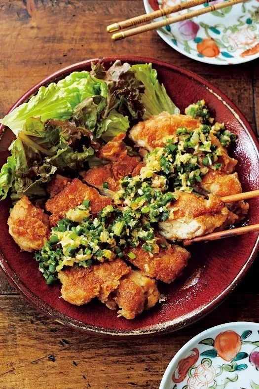 サニーレタスを添え、Bをかけたら、揚げ焼きでつくる「油淋鶏」のできあがり。