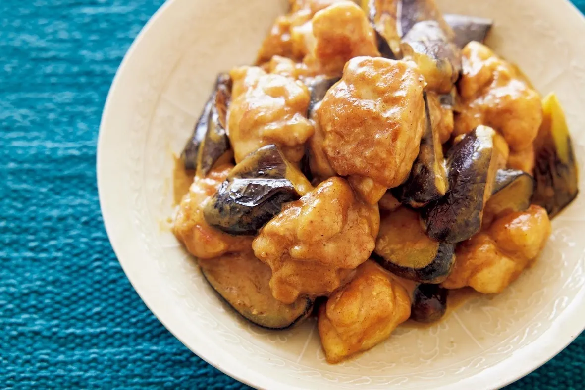 フライパンにサラダ油を中火で熱し、1の鶏肉となすを入れる。鶏肉の表面がカリッとするまで4分ほど炒める。Aを加え、全体に調味料をなじませるように炒める。