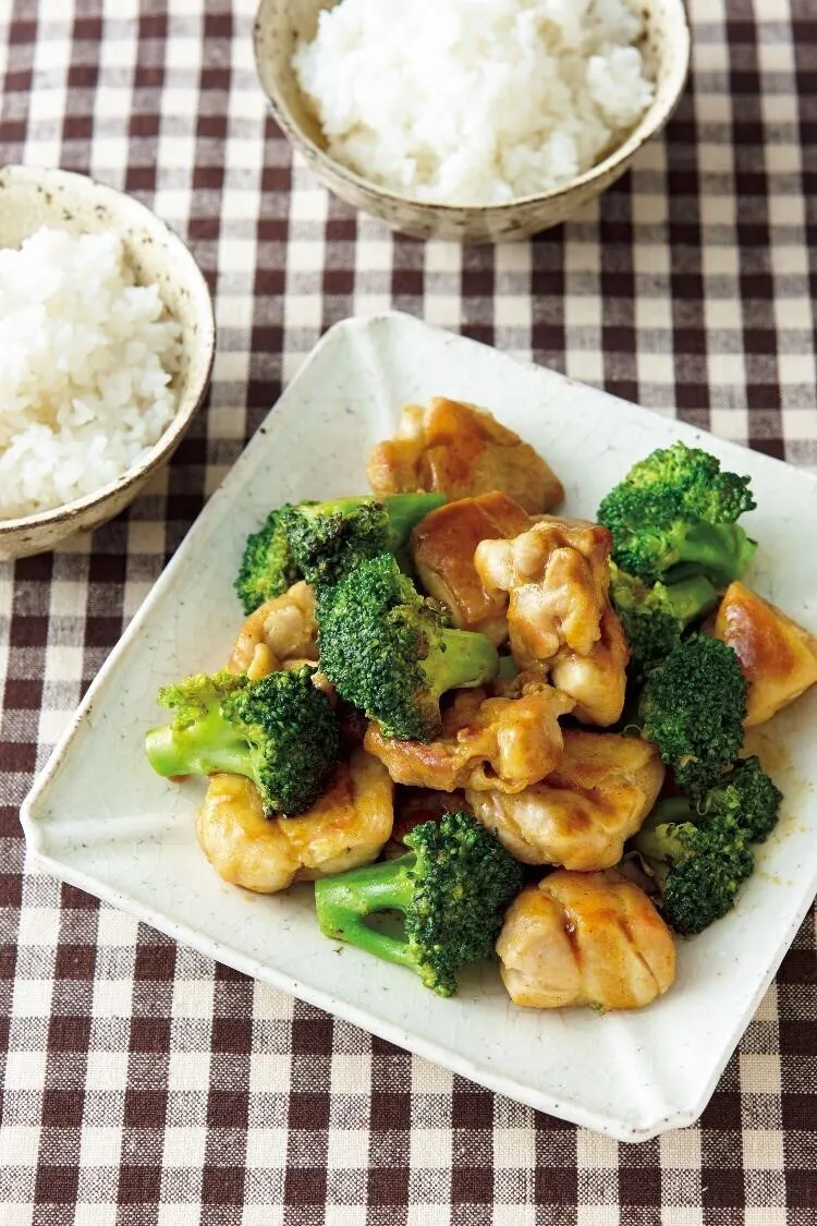 フライパンにサラダ油を中火で熱し、鶏肉を皮目を下にして入れる。3分ほど焼いて返し、ブロッコリーを加える。弱めの中火にし、ふたをして3分ほど蒸し焼きにする。Aを加えてさっとからめる。