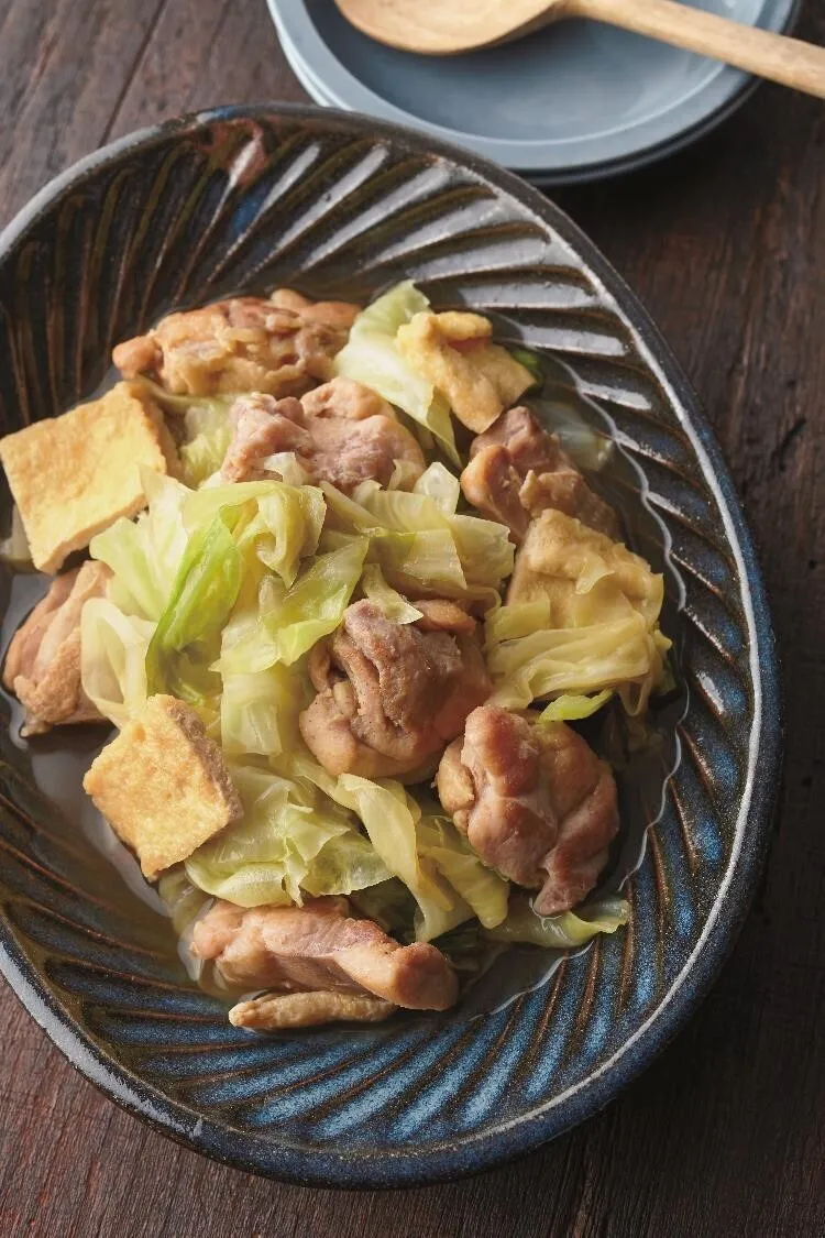 Aの材料とキャベツ、油揚げを加えてふたをし、キャベツがしんなりするまで15分ほど煮る。