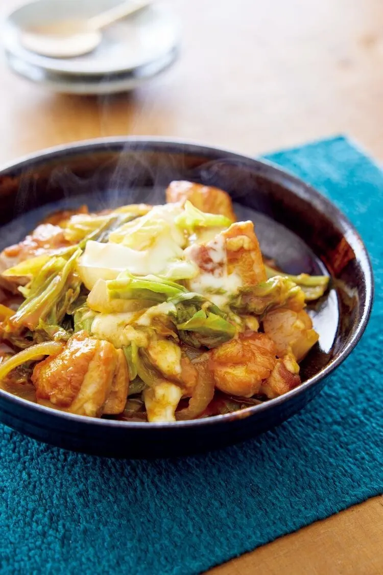 Aを加えてふたをし、5分ほど煮る。チーズを加えてふたをし、弱火で1分煮る。