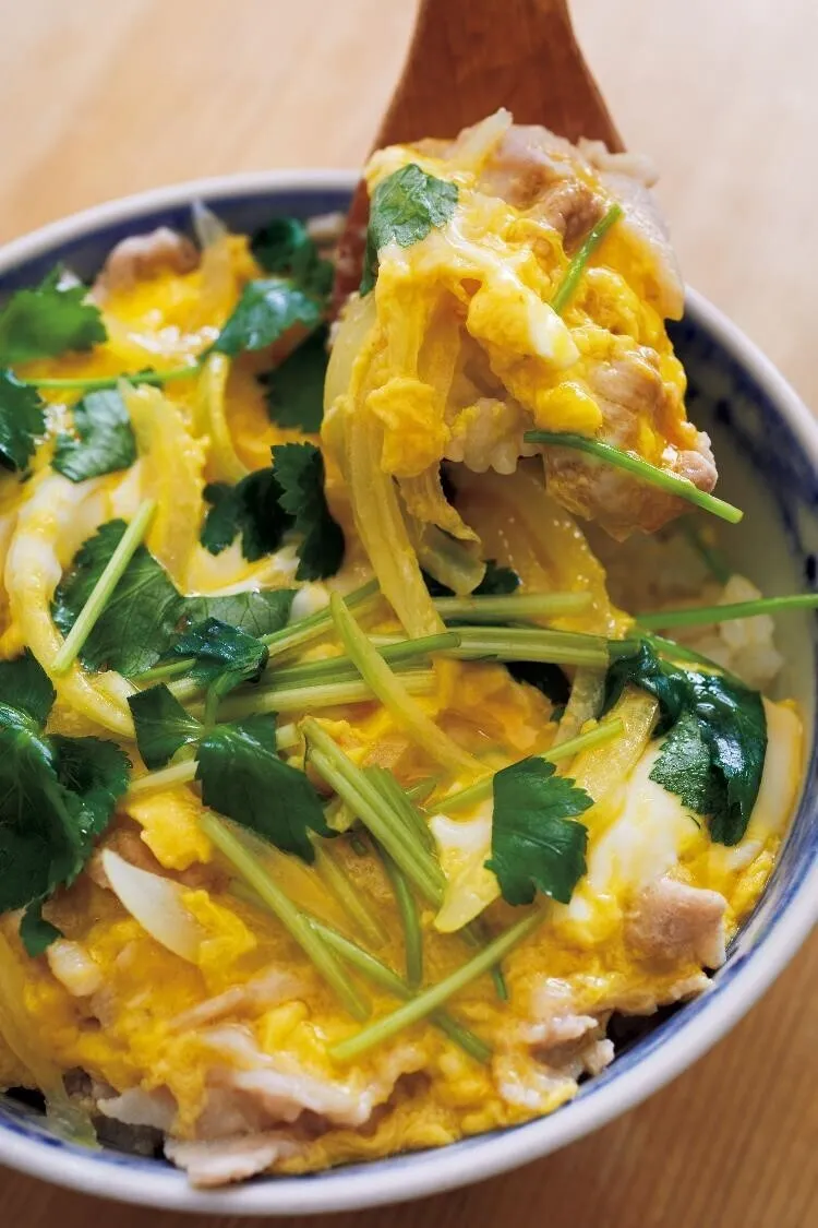 器にご飯を盛り、3をのせる。