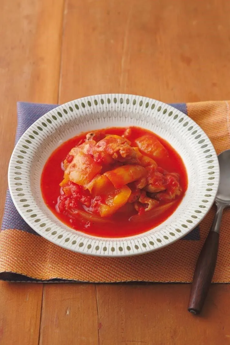 煮立ってきたら、砂糖、塩各小さじ1/2、粗びき黒こしょう少々をふり、ふたをして弱火にし、15～20分煮る。