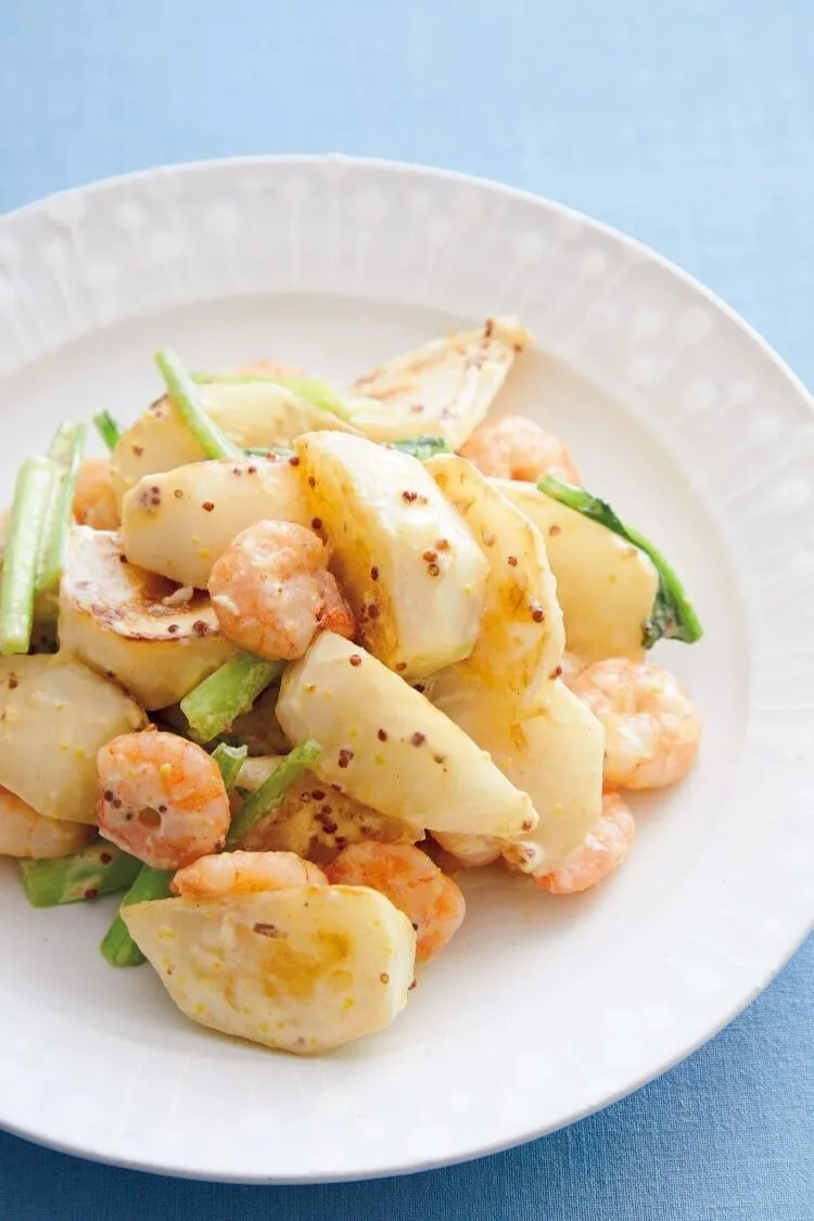 かぶの葉とBのソースを加え、さらに1分ほど炒め合わせる。