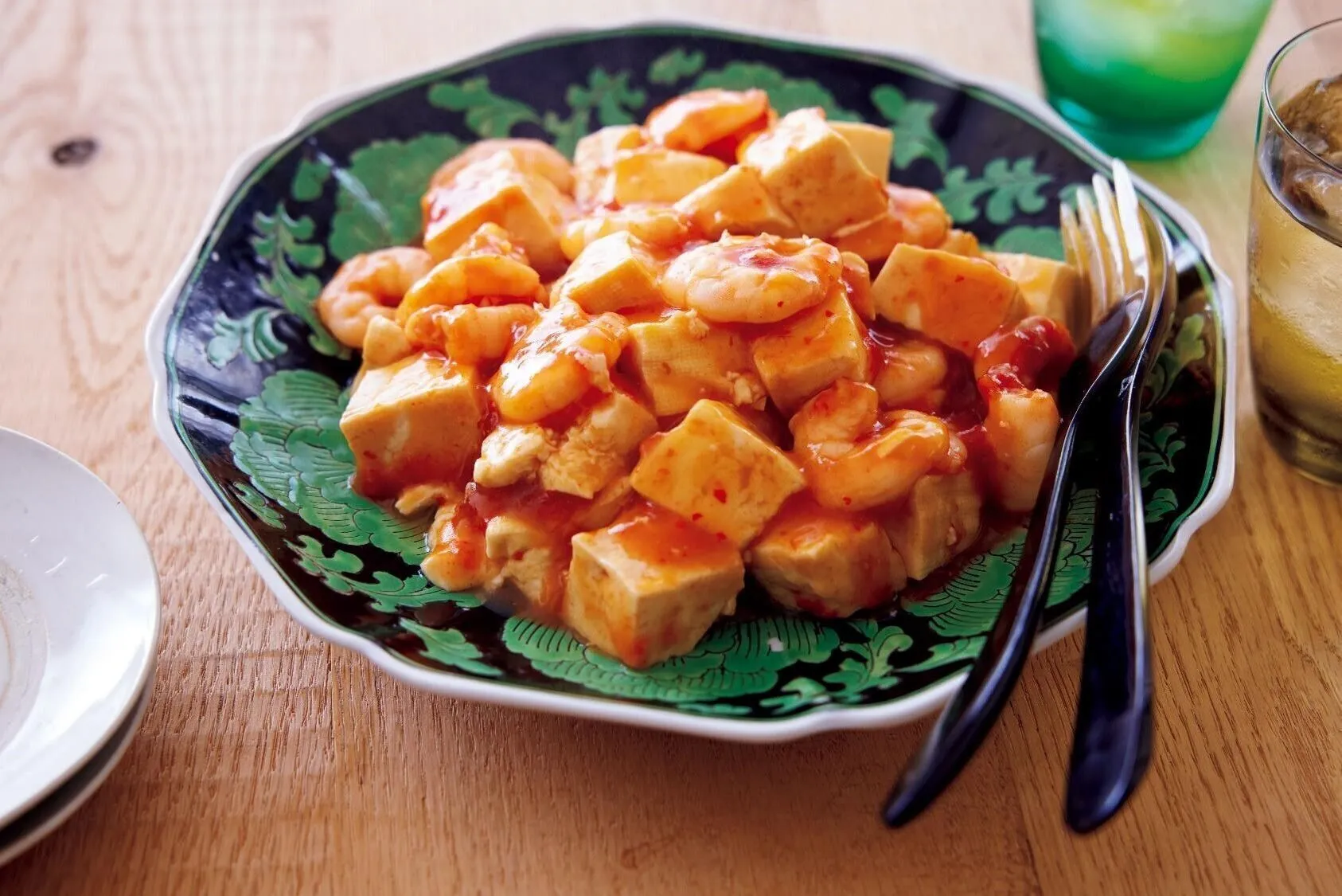 1の豆腐に2をかけるようにして加え、ラップをふんわりとかけて電子レンジ（600W）で8分ほど加熱する。すぐに取り出し、全体がなじんでとろみがつくまで大きく混ぜる。